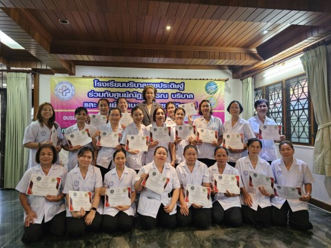 พนักงานดูแลผู้สูงอายุ